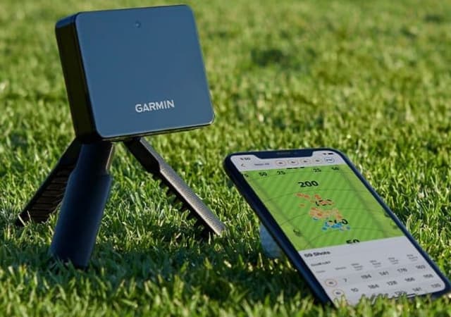 Garmin Approach® R10 and a smartphone on the grass