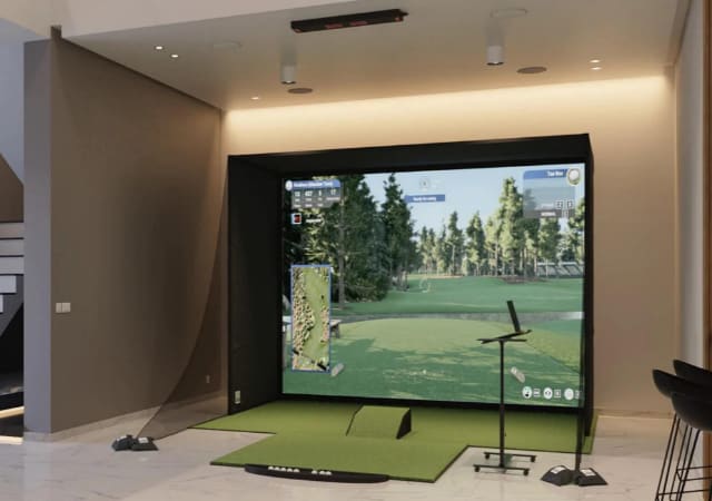 Complete indoor golf simulator setup of the UNEEKOR EYE XO SWINGBAY